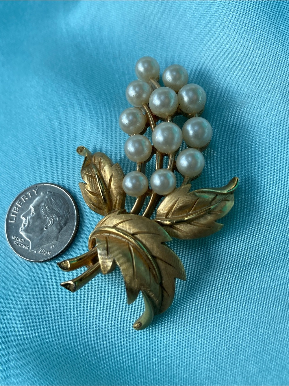 Signed Crown Trifari Faux Pearl Cluster Gold-Tone Leaf Brooch Pin - Picture 6 of 6